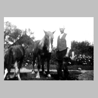 116-0020 Albert Bessel bei den Pferden.jpg